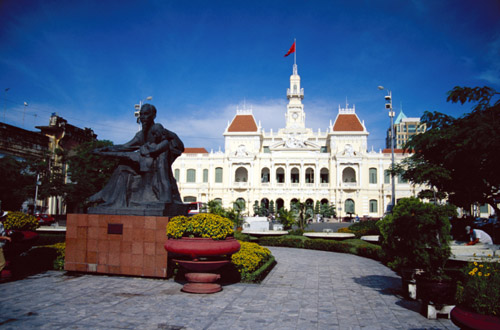 vietnam-statue-n-building.jpg